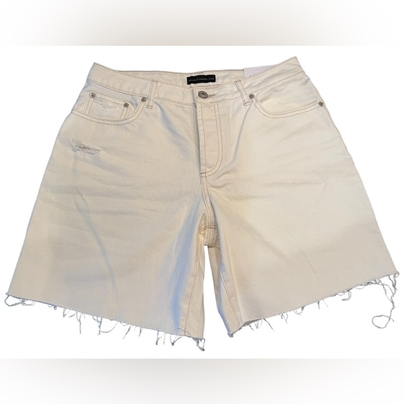 House of Harlow 1960 Pants - 🔥NWT House of Harlow ivory distressed jean shorts. Size 27 - stylish shorts!